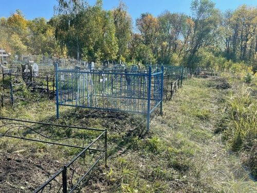Сотрудники и проживающие в Нурлатском доме-интернате провели субботник на городских кладбищах