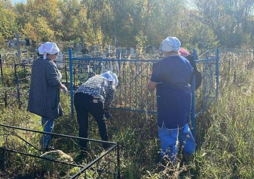 Сотрудники и проживающие в Нурлатском доме-интернате провели субботник на городских кладбищах