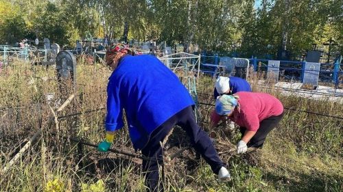 Сотрудники и проживающие в Нурлатском доме-интернате провели субботник на городских кладбищах