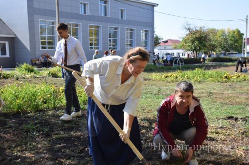 В честь 60-летнего юбилея Нурлатской городской школы №1 заложена Аллея учителей