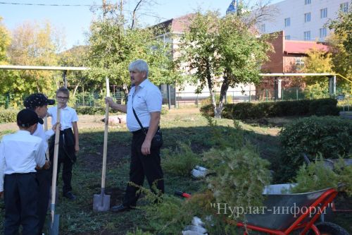 В честь 60-летнего юбилея Нурлатской городской школы №1 заложена Аллея учителей