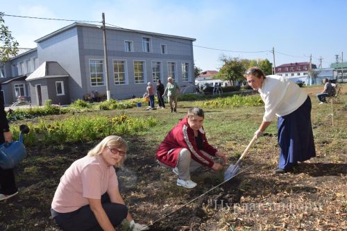 В честь 60-летнего юбилея Нурлатской городской школы №1 заложена Аллея учителей