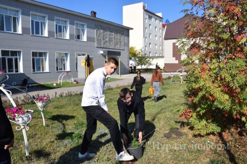 В честь 60-летнего юбилея Нурлатской городской школы №1 заложена Аллея учителей