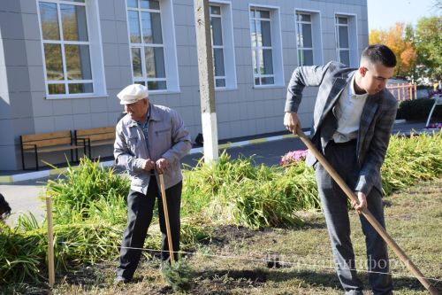 В честь 60-летнего юбилея Нурлатской городской школы №1 заложена Аллея учителей