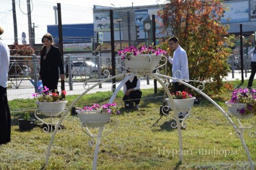 В честь 60-летнего юбилея Нурлатской городской школы №1 заложена Аллея учителей