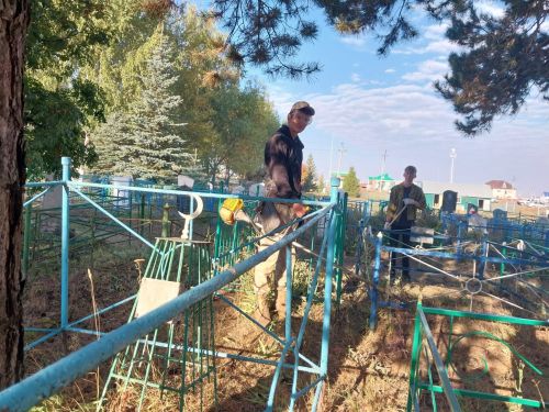 В Нурлате жители ТОС «Курмышский» активно подключились к субботникам