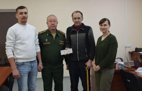 В Нурлатском военкомате торжественно вручили удостоверение ветерана участнику СВО