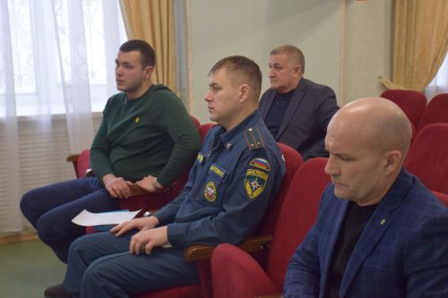 Ограничение движения на дорогах из-за обильного снегопада обсудили на заседании КЧС