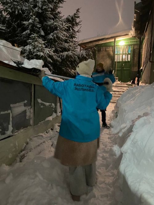 На помощь жителям в борьбе с выпавшим снегом вышла молодежь Татарстана