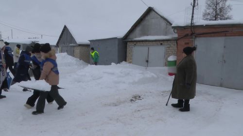 Юные инспекторы движения помогли пожилой жительнице Нурлата в уборке снега