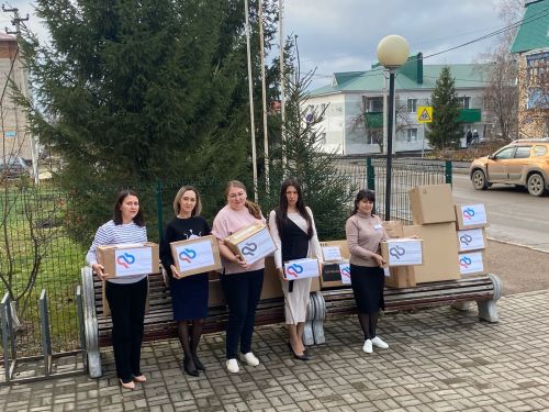 Коллектив Нурлатского Отделение Социального фонда России передал гуманитарную помощь для бойцов