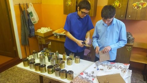 Учащиеся Старо-Челнинской школы изготавливают окопные свечи для бойцов на передовой