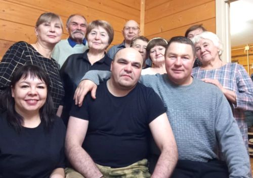 Активисты волонтерского движения встретились с участником СВО из деревни Чувашская Менча