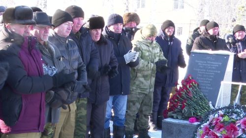 Сегодня в центральном парке Нурлата появились живые гвоздики и розы
