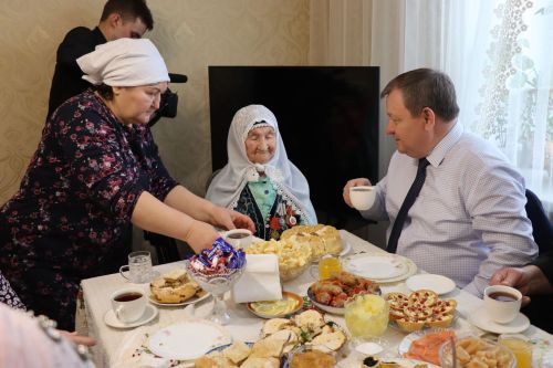 Дамир Ишкинеев поздравил долгожительницу с юбилеем
