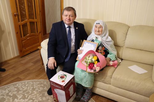 Дамир Ишкинеев поздравил долгожительницу с юбилеем