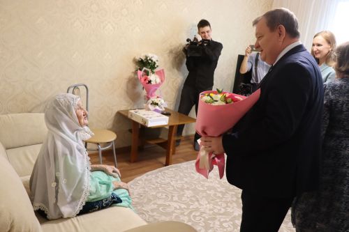 Дамир Ишкинеев поздравил долгожительницу с юбилеем
