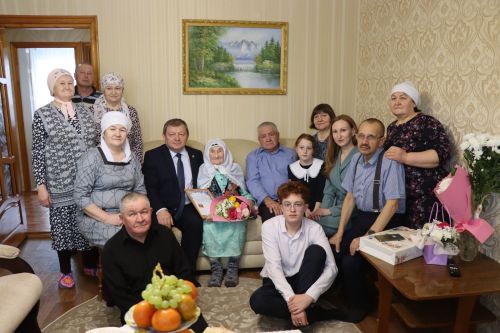 Дамир Ишкинеев поздравил долгожительницу с юбилеем