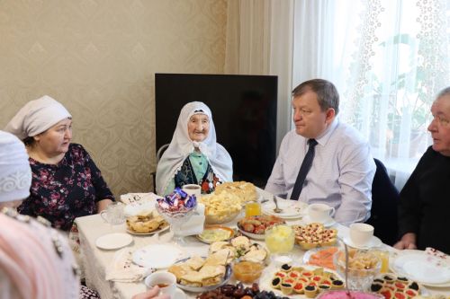 Дамир Ишкинеев поздравил долгожительницу с юбилеем