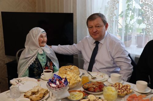 Дамир Ишкинеев поздравил долгожительницу с юбилеем