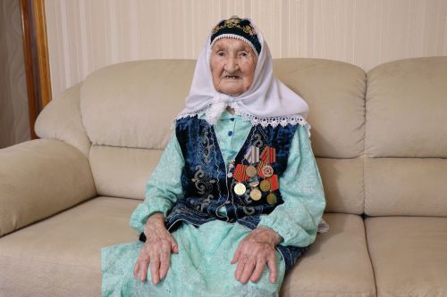 Дамир Ишкинеев поздравил долгожительницу с юбилеем