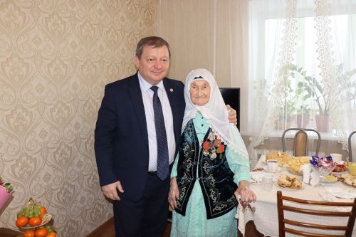 Дамир Ишкинеев поздравил долгожительницу с юбилеем