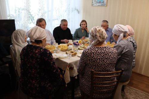 Дамир Ишкинеев поздравил долгожительницу с юбилеем