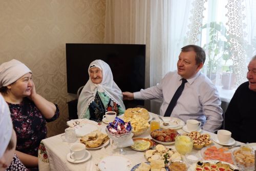 Дамир Ишкинеев поздравил долгожительницу с юбилеем