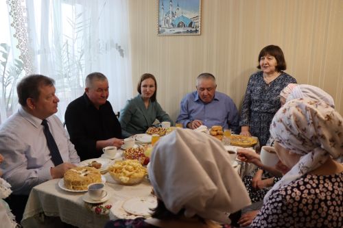 Дамир Ишкинеев поздравил долгожительницу с юбилеем