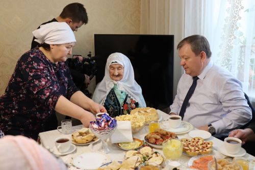 Дамир Ишкинеев поздравил долгожительницу с юбилеем