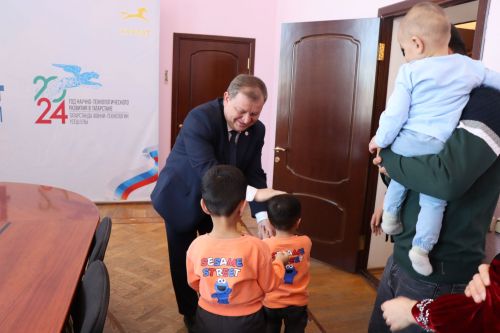Дамир Ишкинеев вручил молодой семье жилищный сертификат