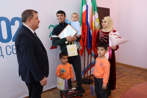 Дамир Ишкинеев вручил молодой семье жилищный сертификат
