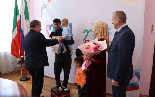 Дамир Ишкинеев вручил молодой семье жилищный сертификат