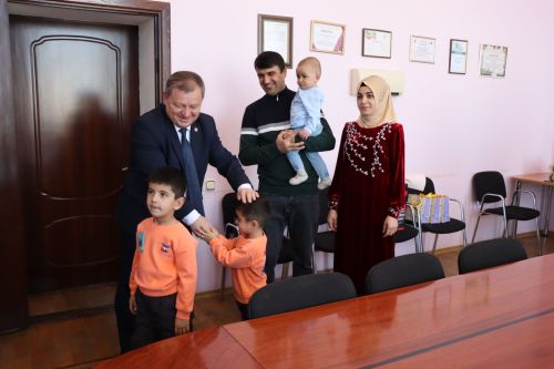 Дамир Ишкинеев вручил молодой семье жилищный сертификат
