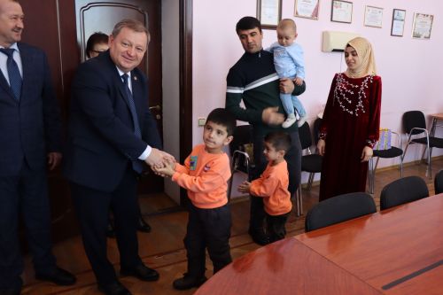 Дамир Ишкинеев вручил молодой семье жилищный сертификат