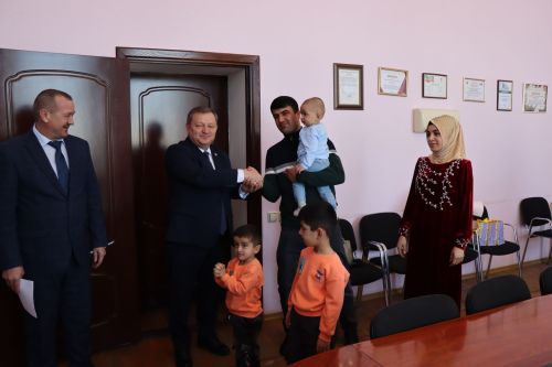 Дамир Ишкинеев вручил молодой семье жилищный сертификат
