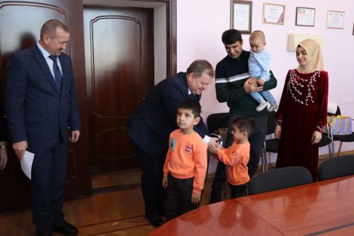 Дамир Ишкинеев вручил молодой семье жилищный сертификат