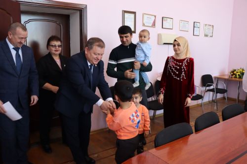 Дамир Ишкинеев вручил молодой семье жилищный сертификат