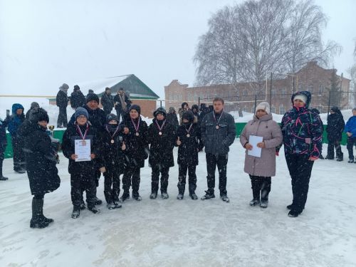 В селе Курманаево прошли соревнования по хоккею среди сельских школ Нурлатского района