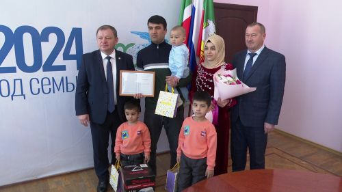 Глава Нурлатского района Дамир Ишкинеев вручил семье Санговых жилищный сертификат