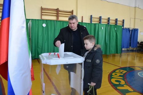 В Нурлате с утра наблюдается наплыв избирателей на участках на выборах Президента России