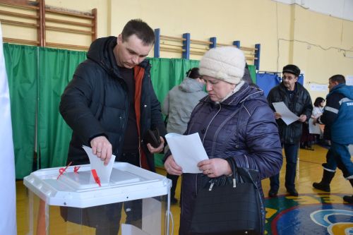 В Нурлате с утра наблюдается наплыв избирателей на участках на выборах Президента России