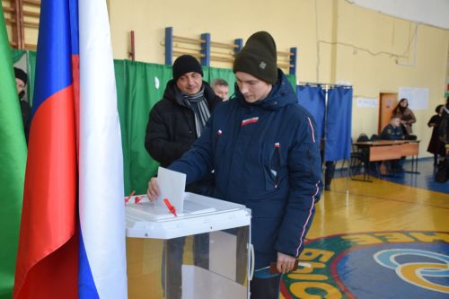 В Нурлате с утра наблюдается наплыв избирателей на участках на выборах Президента России