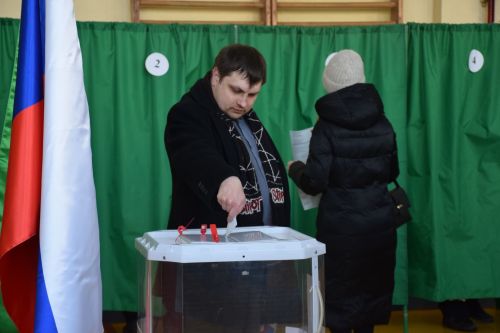 В Нурлате с утра наблюдается наплыв избирателей на участках на выборах Президента России