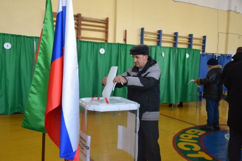 В Нурлате с утра наблюдается наплыв избирателей на участках на выборах Президента России