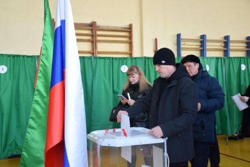 В Нурлате с утра наблюдается наплыв избирателей на участках на выборах Президента России