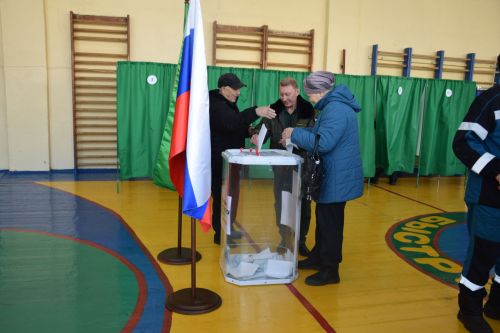 В Нурлате с утра наблюдается наплыв избирателей на участках на выборах Президента России