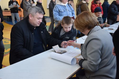 В Нурлате с утра наблюдается наплыв избирателей на участках на выборах Президента России