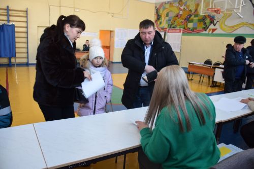 В Нурлате с утра наблюдается наплыв избирателей на участках на выборах Президента России