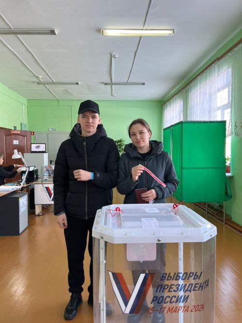 В Андреевке впервые участвующие в выборах студенты воспользовались сервисом «Мобильный избиратель»